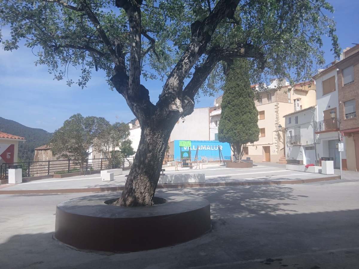 Villamalur renueva su plaza central y tratará de recuperar habitantes con el botiquín y el futuro centro juvenil