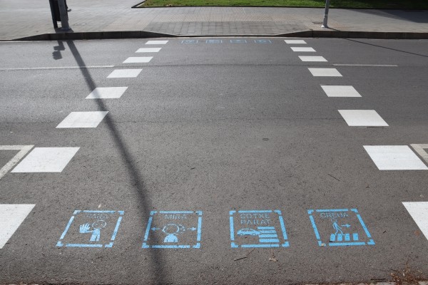 Vila-real coloca pictogramas en los pasos de peatones cercanos a los entornos educativos de la localidad