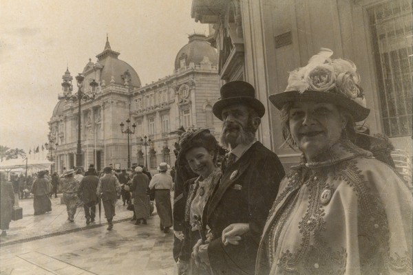 Sombreros, encajes y coches descapotables: un gran pasacalles modernista tomará el centro de Cartagena este sábado