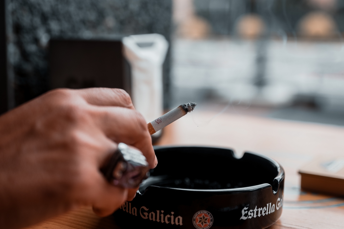 Los propietarios prefieren el humo a las mascotas en Murcia: hay más habitaciones para fumadores que para animales 