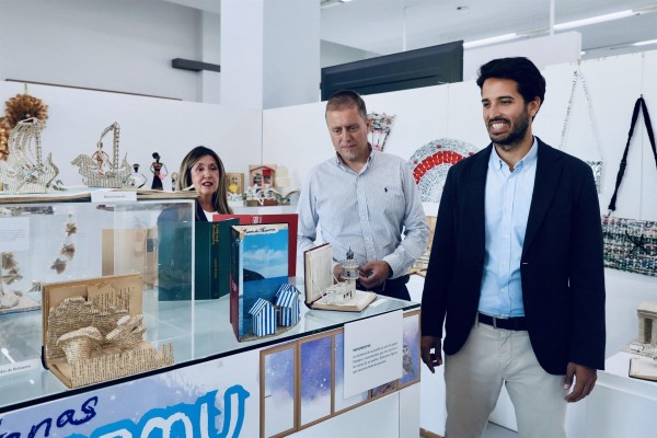 Libros en desuso dan forma a 'Un Mundo de Papel' en la BRMU