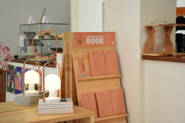 Clem Café impulsa una ‘Blind Date with a Book’ junto a La Madriguera por el Día del Libro