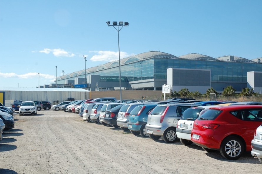Vecinos de Torrellano y El Altet llevan ante la Fiscalía las campas 'ilegales' de coches en el aeropuerto