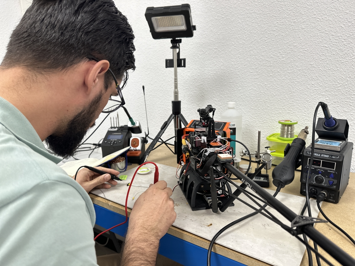 Un operario, integra los servicios de ingeniería de Abionica en un dron.