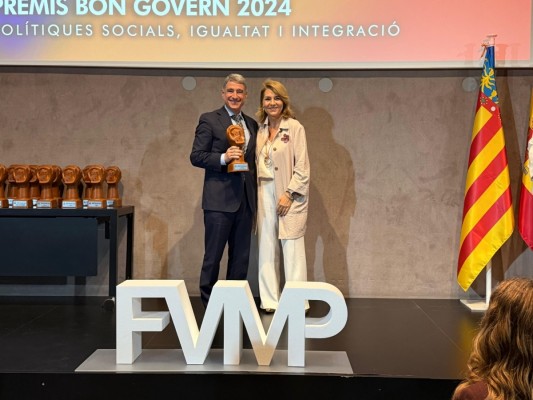 Orihuela recibe el Premio al Buen Gobierno de la FVMP por el proyecto social ‘+ Energía’