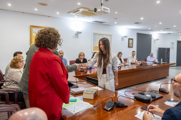 María Laura Gallert toma posesión como concejala de VOX en l’Alfàs tras la renuncia de su predecesora