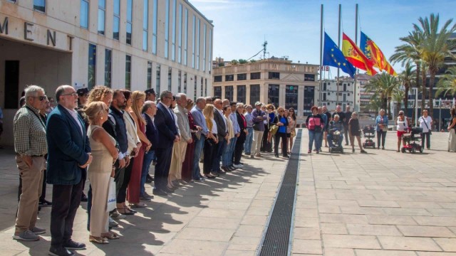 Benidorm guarda tres minutos de silencio en señal de duelo por el fallecimiento de dos operarios en accidente laboral