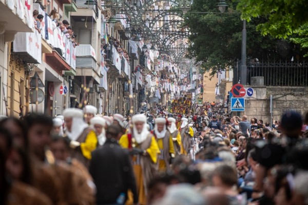 Los Moros y Cristianos de Alcoy, motor económico: lleno en hoteles y casas rurales los dos primeros días