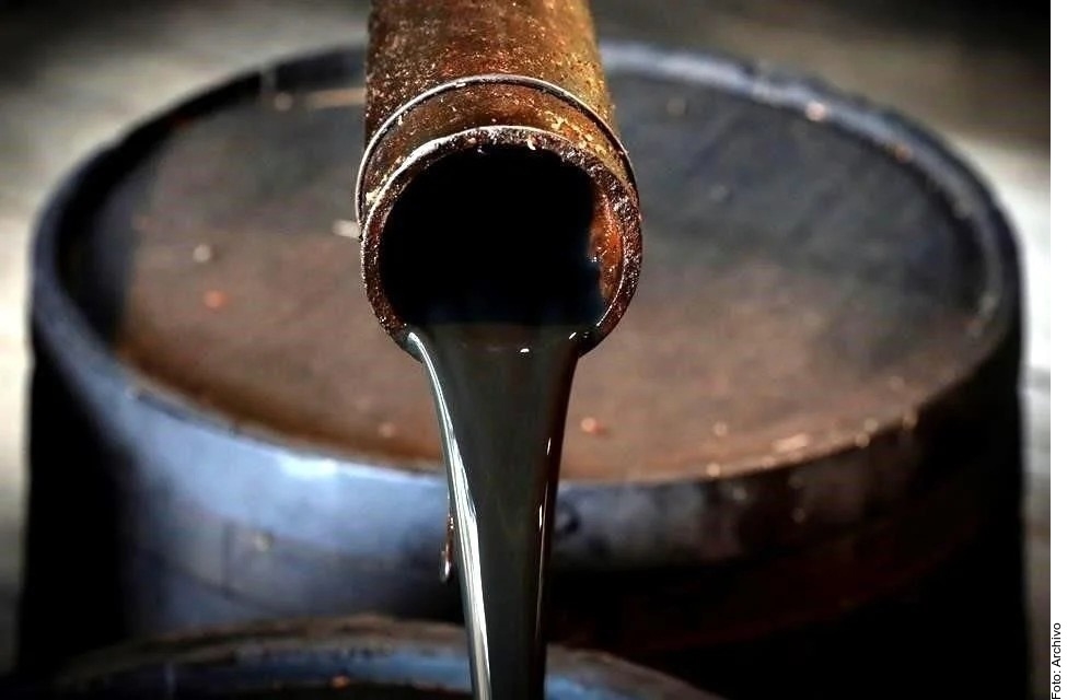 El barril de Brent tras caer a 101 dólares vuelve a repuntar a más de 103 dólares