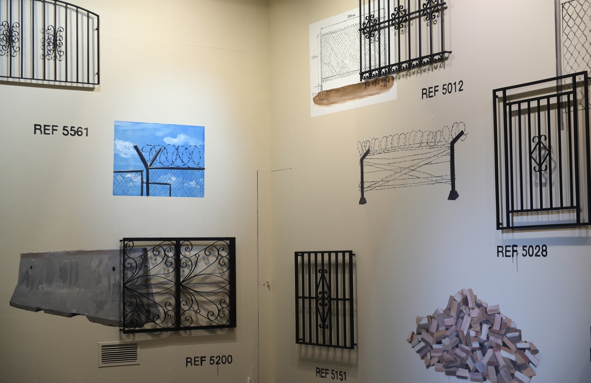 Una concertina en L’Etno: Escif transforma las vallas en espejos de la violencia