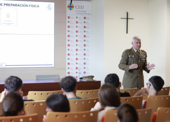 El subdelegado de Defensa aborda en el CEU la importancia de la salud y el deporte en las Fuerzas Armadas