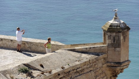 Alicante cierra este jueves las playas, los parques, el Castillo y los veladores por el viento ante la alerta roja por calor