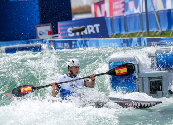 El piragüista español Pau Echaniz, medalla de bronce en K1 en París