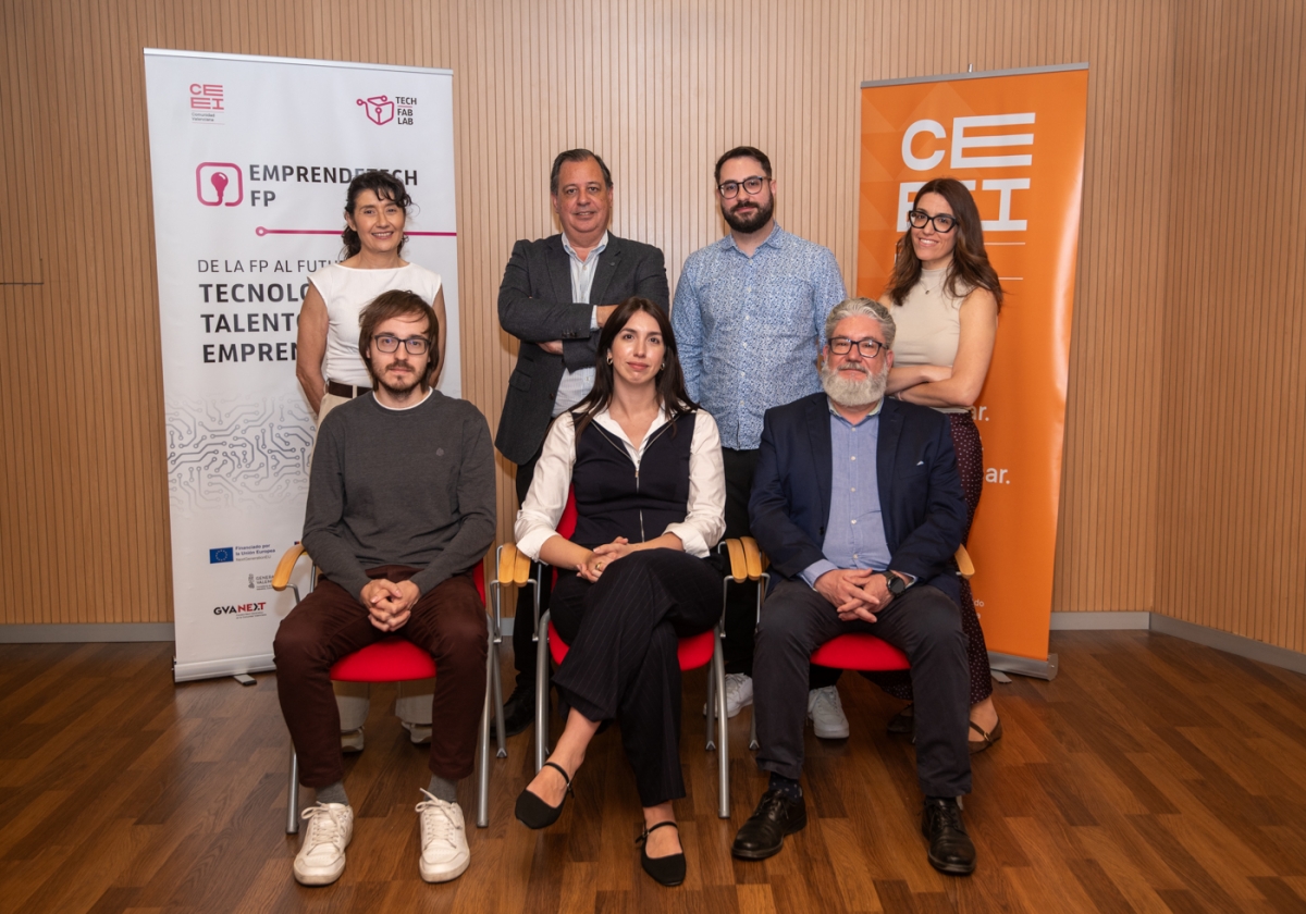 Carolina Román con parte del equipo de CEEI Elche.