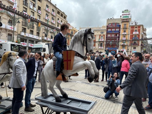 La Alferecía de la filà Realistes dona a Alcoy un nuevo caballo para la Aparición: se 'jubila' el original con más de dos siglos