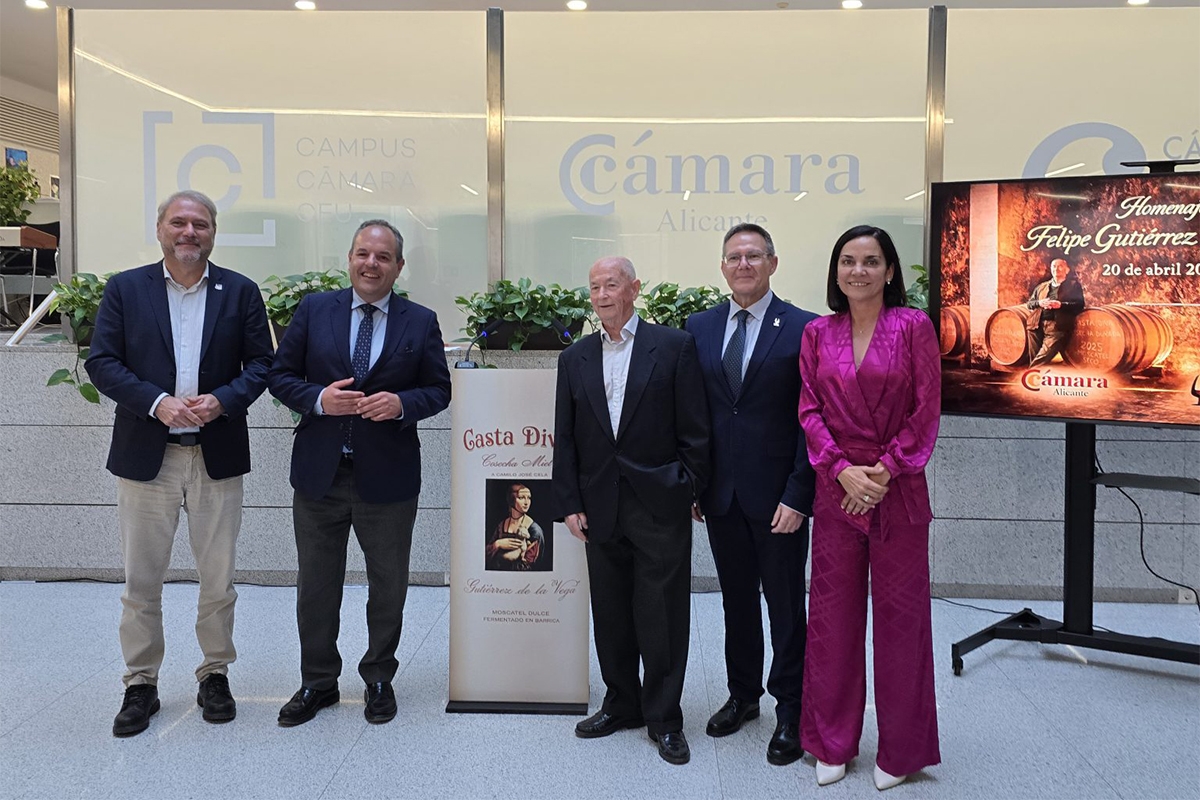 El homenaje a Felipe Gutiérrez de la Vega por su legado en la conservación y proyección del vino alicantino