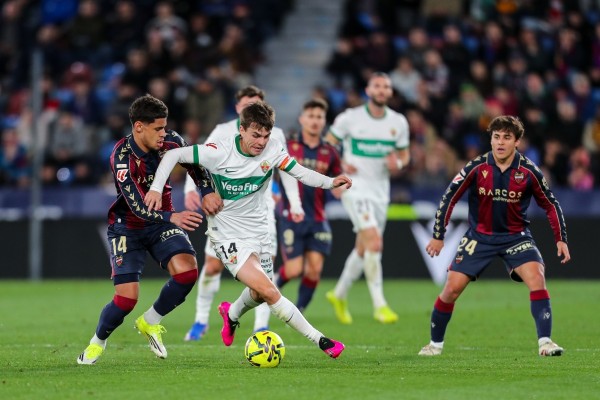 El Elche CF y el Levante UD encarecen la permanencia
