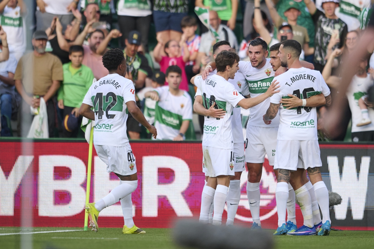 Varios jugadores del Elche CF tras anotar el tercer tanto contra el Atlético de Madrid