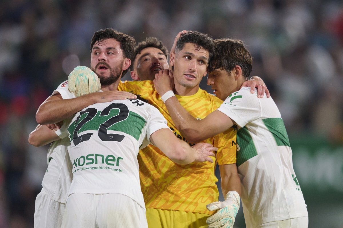 Piña de los jugadores franjiverdes tras derrotar al Atlético de Madrid