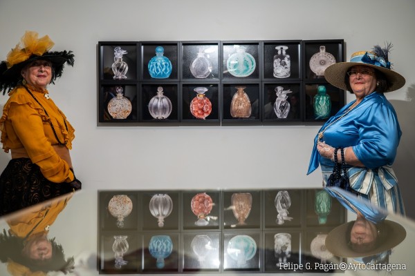 El refinamiento de la Cartagena modernista se revela en una exposición con fotografías y objetos del pasado