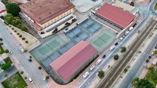 El alcalde de El Campello firma el contrato definitivo para la gestión de la piscina climatizada
