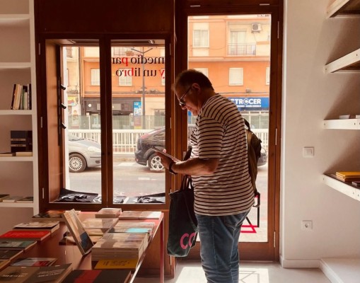 La Documental presenta Medio pan y un libro, una librería temática que funciona como una galería de arte
