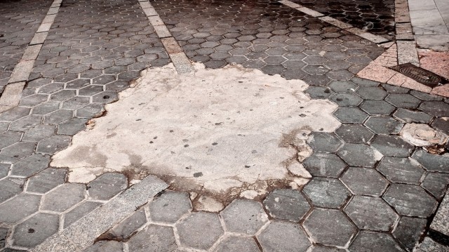 El PSOE de Benidorm reclama una actuación integral para reparar el adoquinado del Paseo de la Carretera