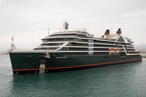 Castelló recibe el primer crucero de la temporada: atraca el lujoso 'Seabourn Venture' con 264 pasajeros