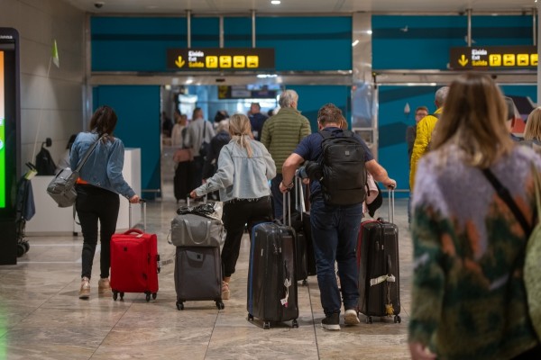El aeropuerto Miguel Hernández amplía servicios con un 'fast pass' para acelerar el embarque