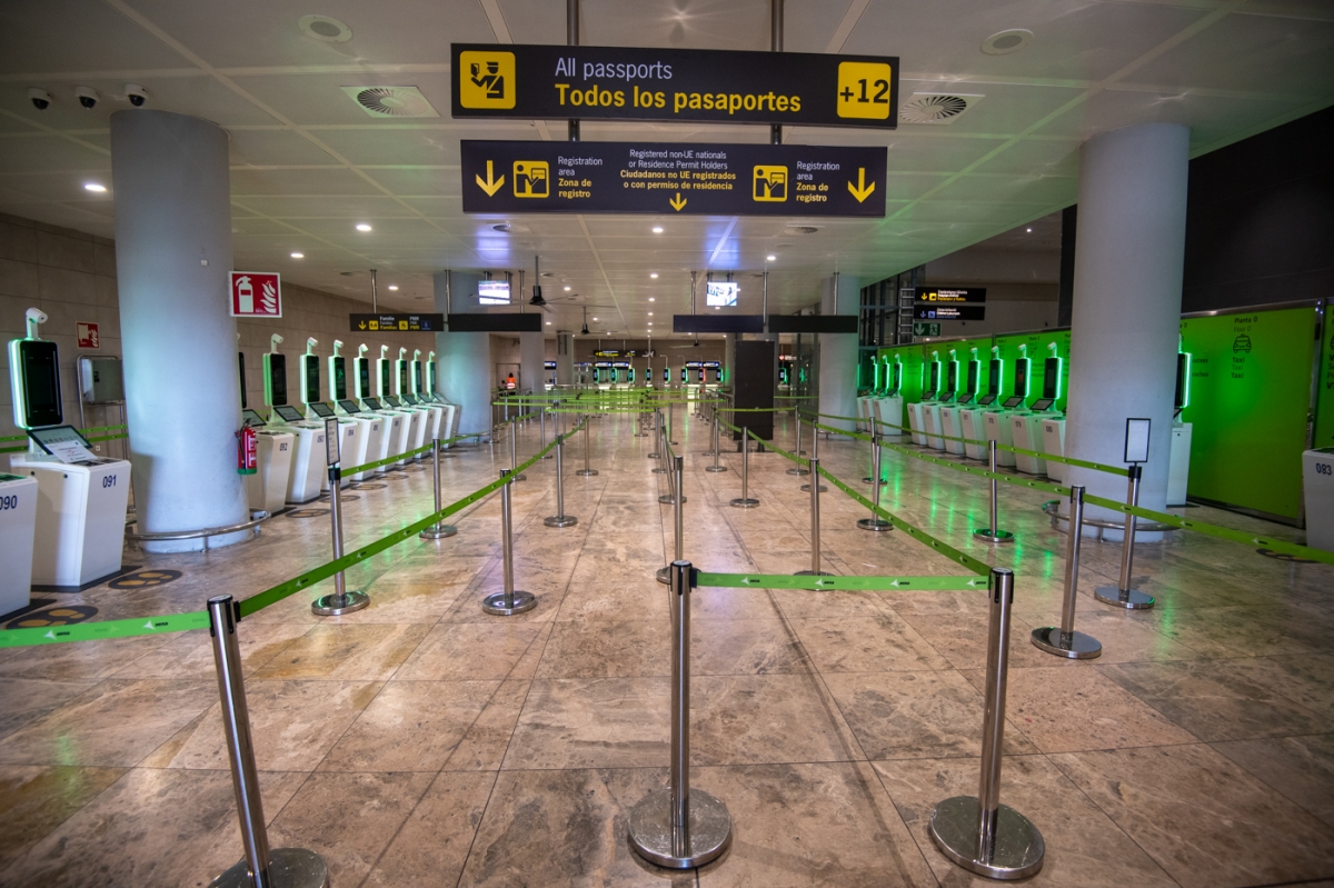 Las nuevas máquinas de registro de los pasajeros extraeuropeos en el Miguel Hernández.