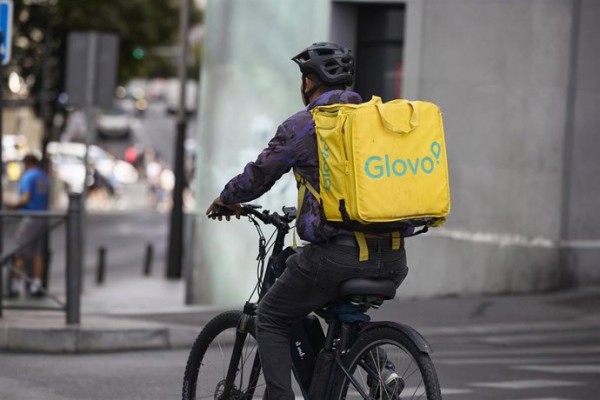 Glovo y los sindicatos pactan un ERE que afectará a 436 repartidores, 300 menos de lo previsto inicialmente