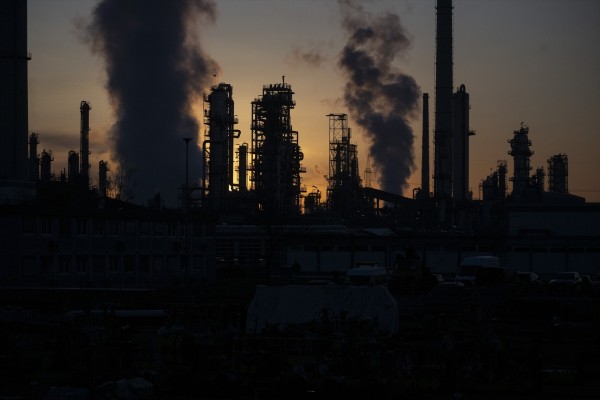 El barril de Brent se abarata un 0,37 % y retrocede hasta los 104,6 dólares