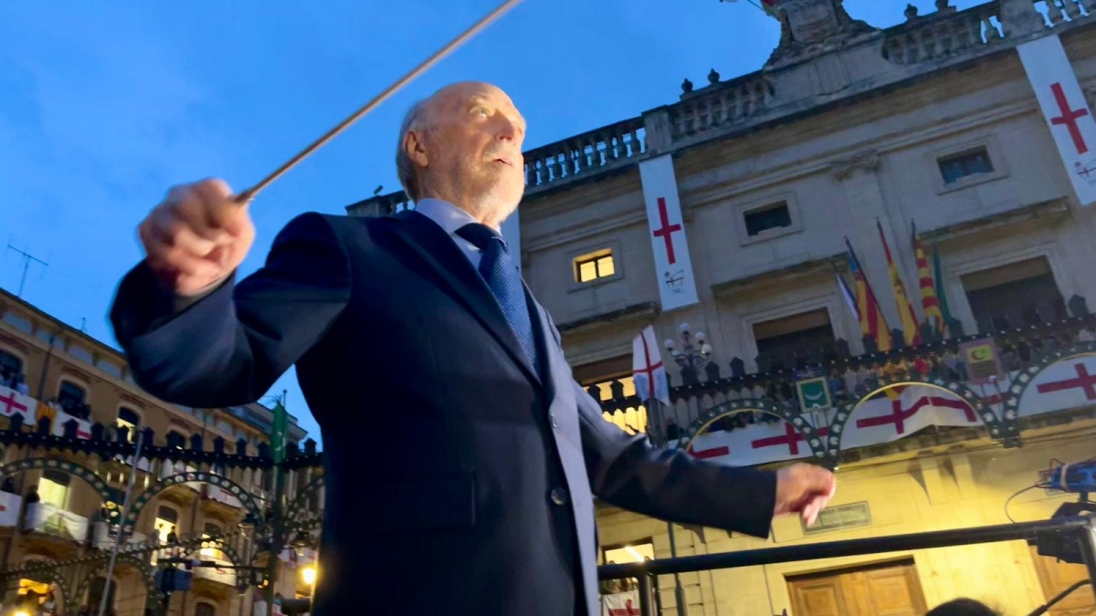 Arrancan los días grandes de los Moros y Cristianos de Alcoy con una multitudinaria interpretación del Himno