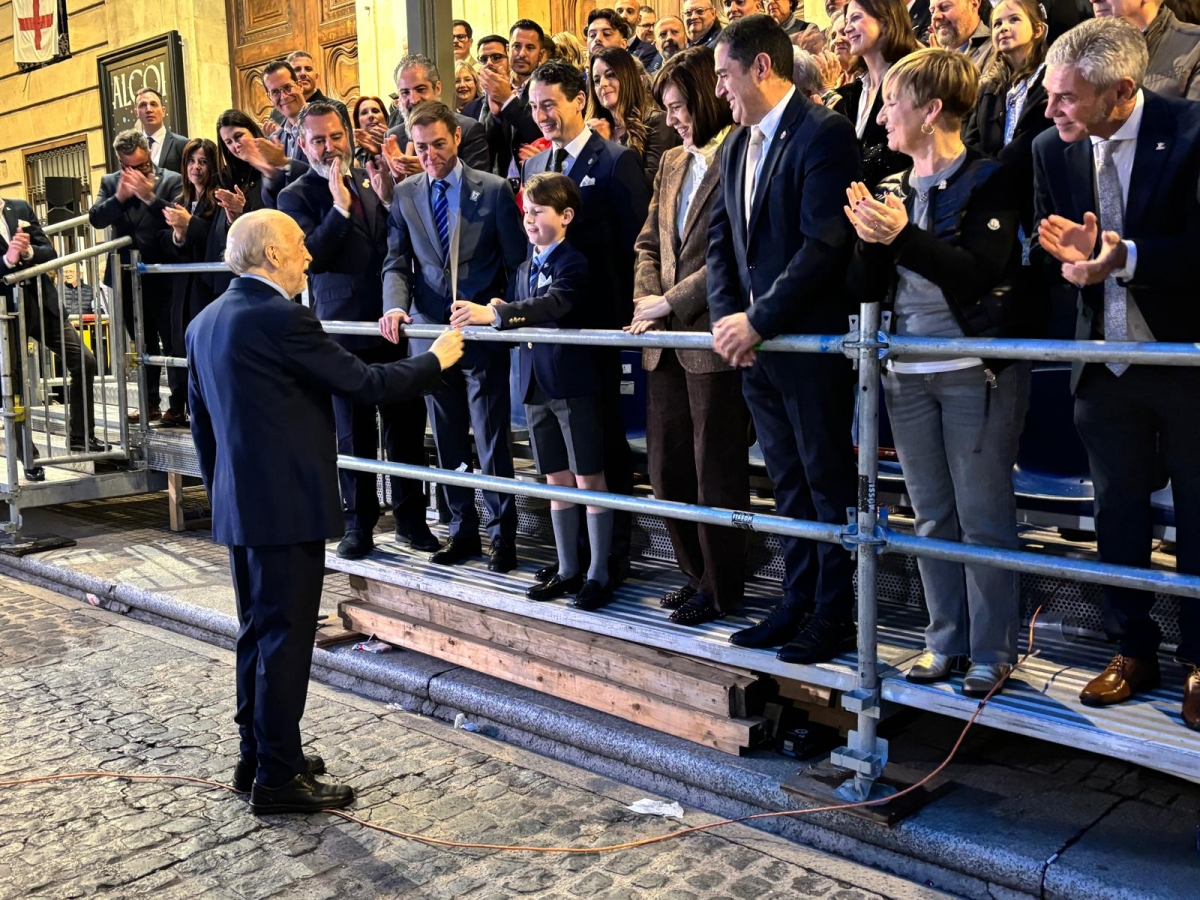 El niño que representa a Sant Jordiet ha entregado la batuta al director.