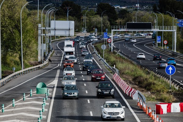 Retenciones y accidentes complican el tráfico en Valencia, Barcelona, Cádiz y Málaga