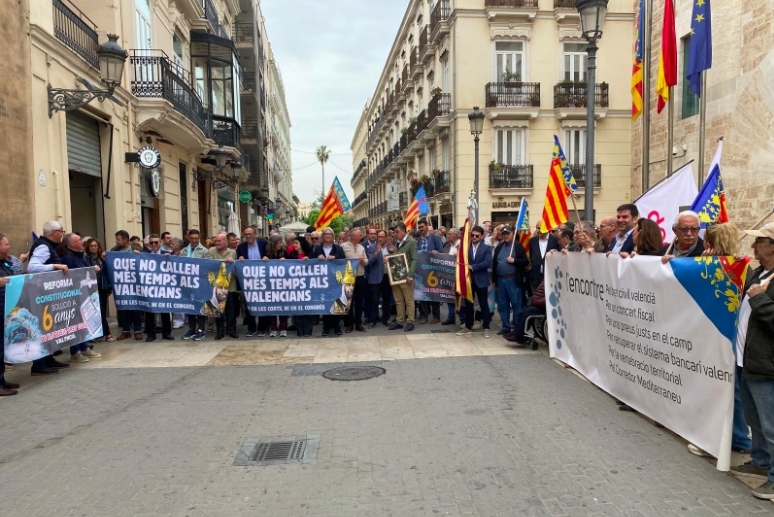 Concentración frente a Les Corts de la Associació de Juristes Valencians.