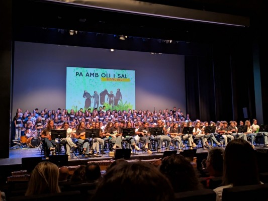 El Paranimf de la UJI suena a ukeleles, percusión corporal y creatividad con 250 alumnos de Castellón
