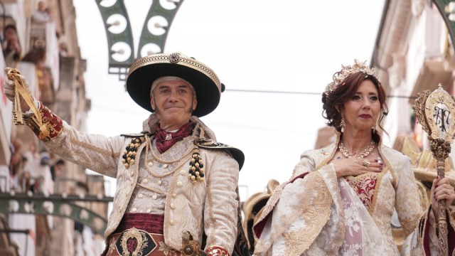 El cielo se alía y Alcoy disfruta de una multitudinaria y guerrera Entrada del bando Cristiano