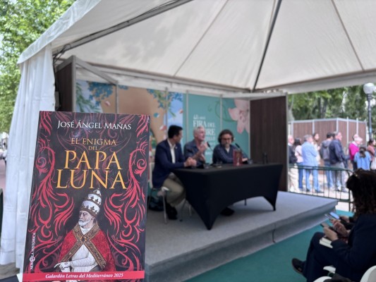 La Diputación presenta la novela de José Ángel Mañas 'El enigma del Papa Luna' en la Feria de Castelló
