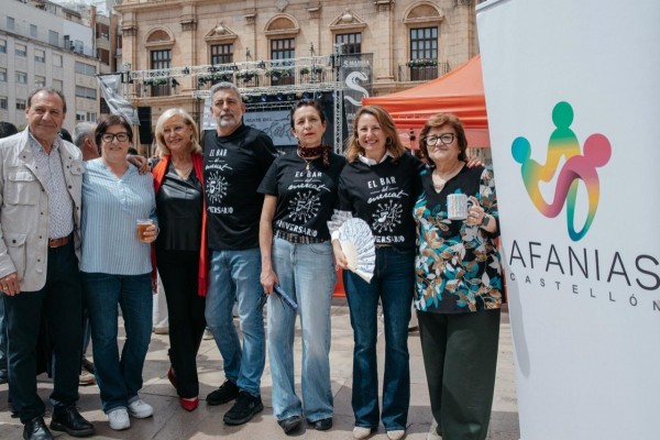 Castelló vibra en la plaza Mayor con el concierto solidario del 'Bar del Mercat' en beneficio de Afanias