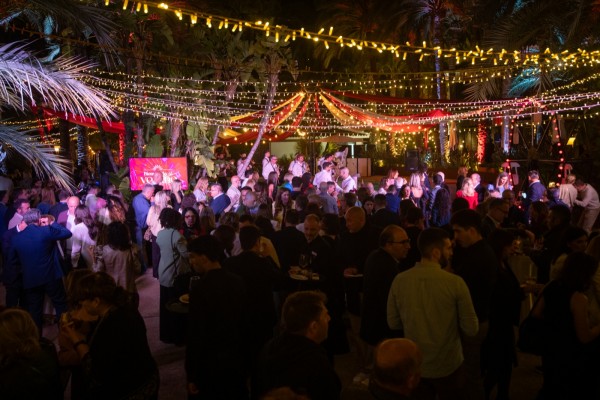 El Huerto del Cura se viste de circo y firma el gran arranque del verano ilicitano 