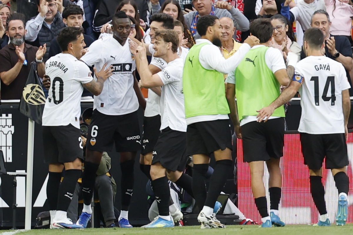 El Valencia CF gana al Girona con sufrimiento y coge aire con el descenso