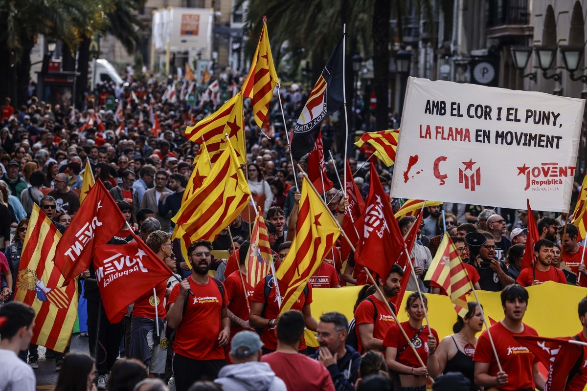La manifestación por el 25 d'abril suma las diferentes luchas en la Comunitat Valenciana