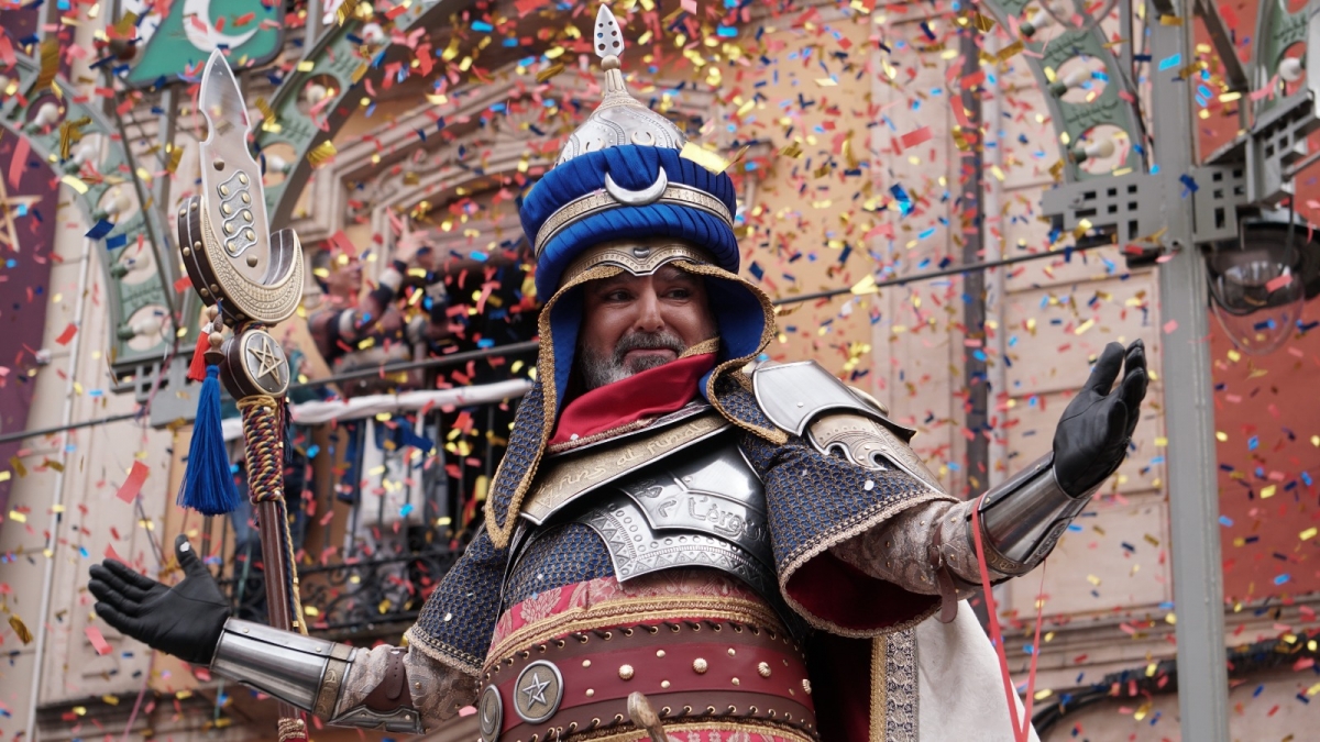 El bando moro llena de esplendor y suntuosidad las calles de Alcoy el primer día de la trilogía festera