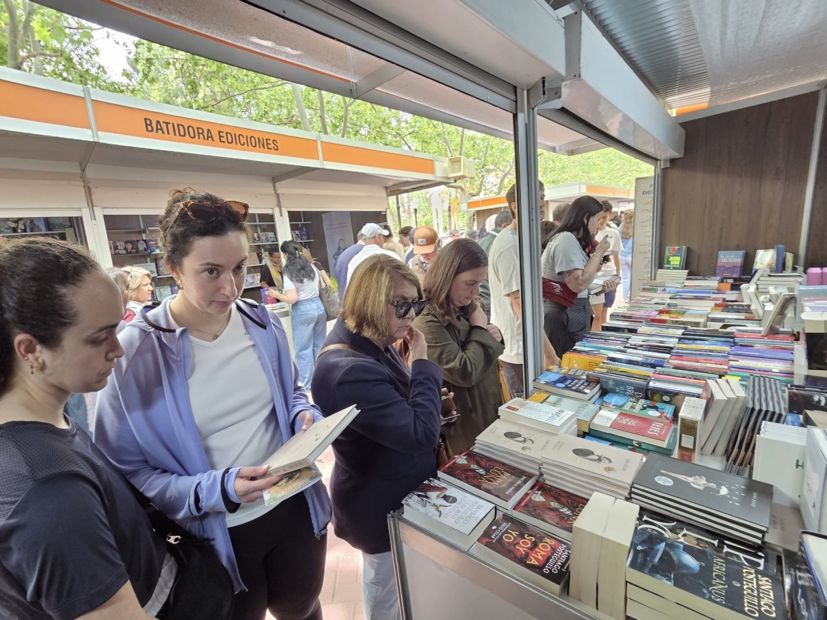 La Feria del Libro de Castelló vive un sábado multitudinario con Santiago Posteguillo y Elsa Punset