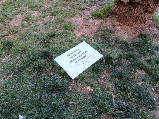Vecinos de Albal exigen la investigación de un acto de vandalismo al monolito a las víctimas de la Dana