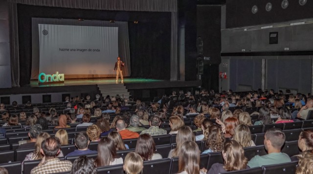 Onda clausura su Semana de la Salud con un lleno en la charla divulgativa del médico Marius Lekker