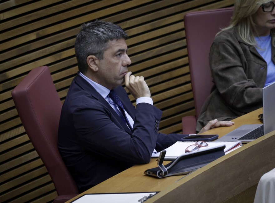 El expresident de la Generalitat y diputado del PP en Les Corts, Carlos Mazón. - Foto: JOSÉ CUÉLLAR/CORTS VALENCIANES