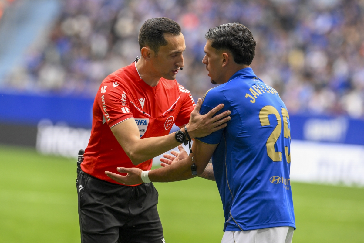 El árbitro ilorcitano José María Sánchez Martínez antes de dar validez al gol de Ilyas Chaira