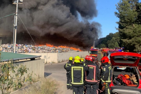 Controlado el incendio industrial en el desguace de Reciplasa en Onda